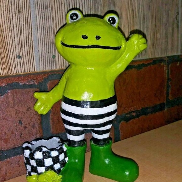 Frog statue resin Black white stripes designer inspired indoor/outdoor decor - Picture 8 of 12